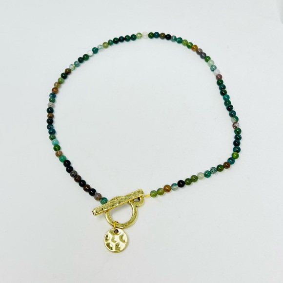 Dainty agate choker necklace with hammered goldtone clasp and dangle - Picture 3 of 4